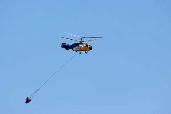 Helicóptero recogida de agua — Foto de Stock