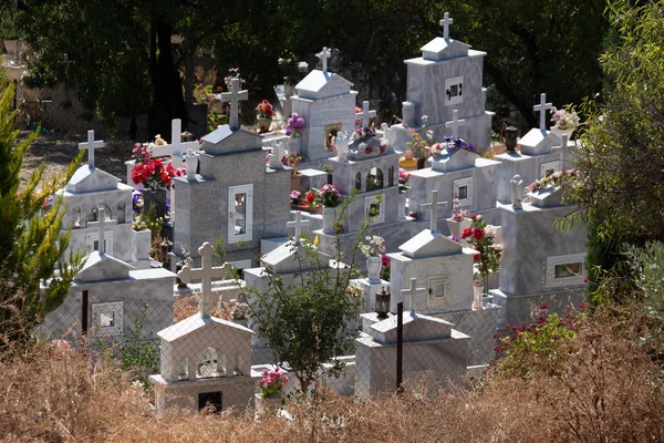 Cimetière dans un village chypriote — Photo