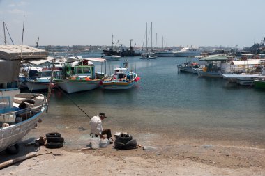 İhtiyar paphos sahilden balık hazırlanıyor