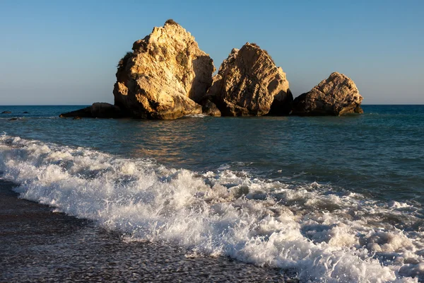 Grandi rocce al largo della costa di Cipro — Foto Stock