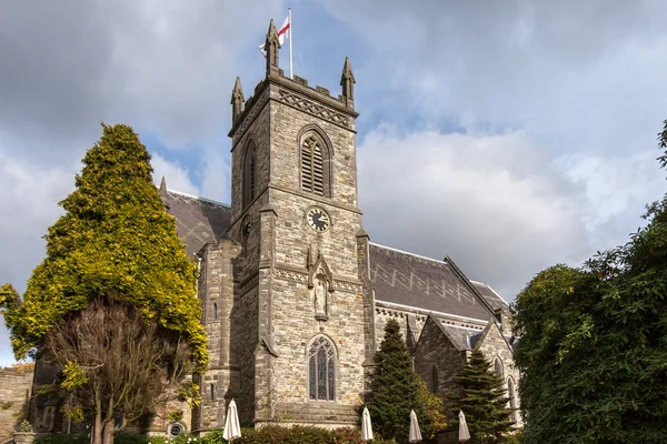 Kirche auf dem Gelände des heruntergekommenen Parkhotels — Stockfoto