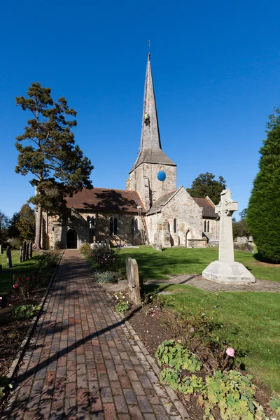 Vista de la iglesia de Horsted Keynes en un día soleado de otoño — Foto de Stock