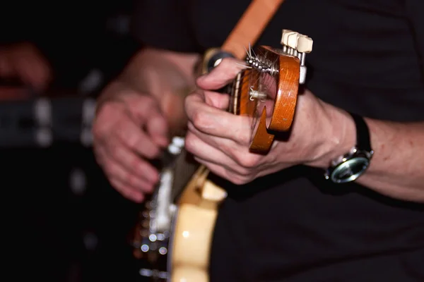 Gitara gra bliska — Zdjęcie stockowe