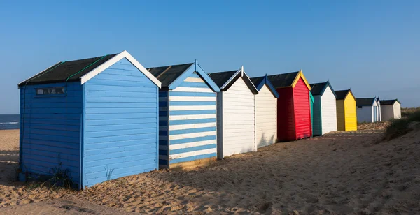 Barevné plážové chatky — Stock fotografie