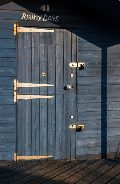 Kłódkowe drzwi domku na plaży — Zdjęcie stockowe