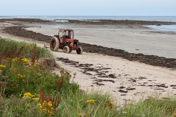 Traktör boulmer northumberland kumlu bir plaj üzerinde — Stok fotoğraf