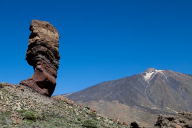 Teide Dağı ve çevresi sarıldı.