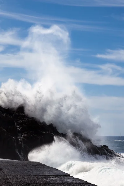 Hatalmas hullám üti a sziklás parton, Tenerife — Stock Fotó