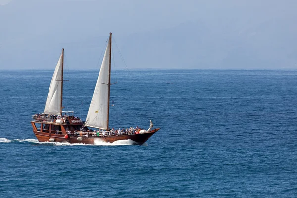 Navegando frente a la costa de Tenerife — Foto de Stock