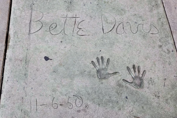 Bette Davis signature and handprints Hollywood — Stock Photo, Image
