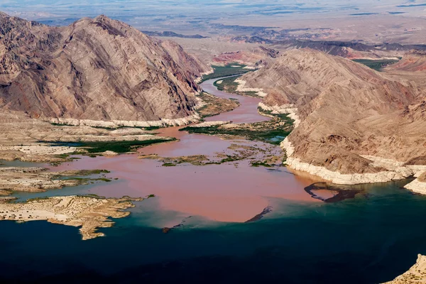 Colorado River verbindet sich mit Lake Mead — Stockfoto