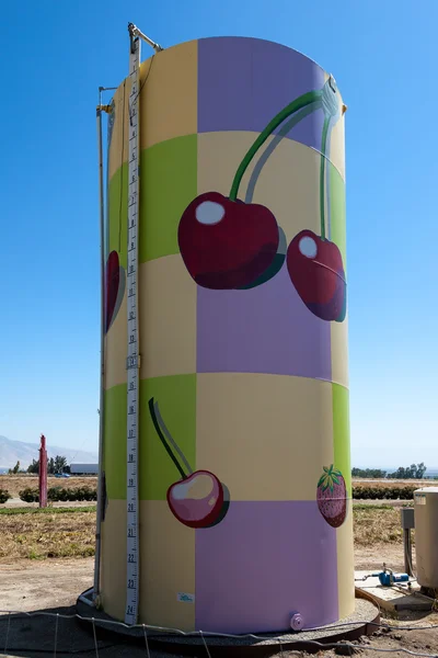 Brightly painted water tank on a Calfornian farm — Stock Photo, Image