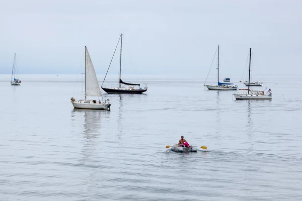 Ankrade utanför santa barbara beach — Stockfoto