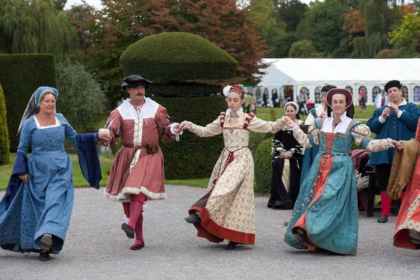 Line dancing the old fashioned way — Stock Photo, Image