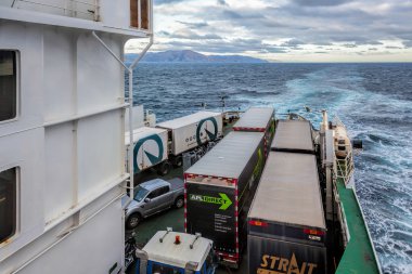 cook Boğazı geçen gemi