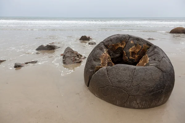 A hollow Moeraki Boulder — Stock Photo, Image