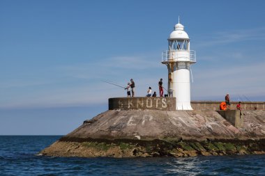 Balıkçılık Deniz feneri brixham harbour yakınındaki insanlar