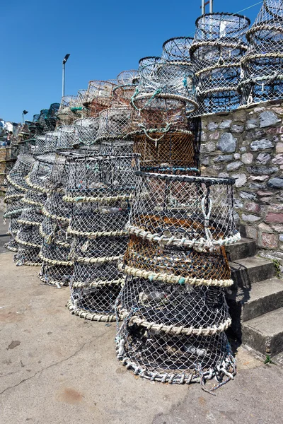 Homár edények halmozott Brixham harbour falnak — Stock Fotó