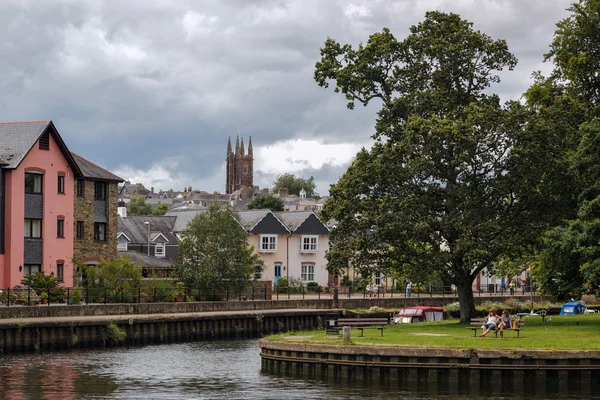 Vista desde el Río Dardo a la Iglesia Totnes — Foto de Stock