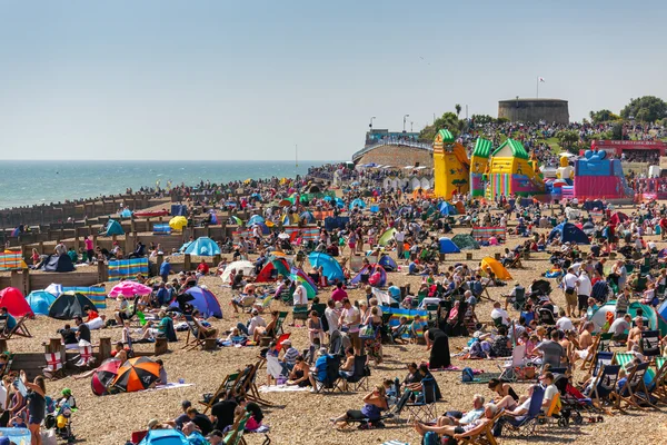Crowded Eastbourne beach for the Airbourne show — Stock Photo, Image