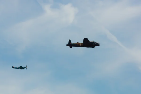 Avro lancaster och spitfire mk1 på Airborne — Stockfoto