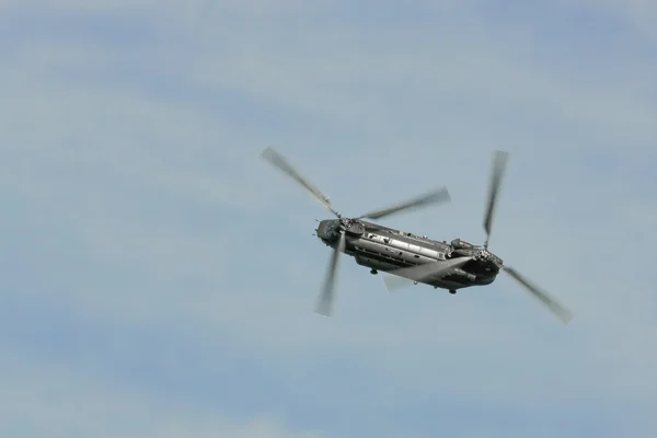 Вертолет Chinook HC2 совершил аварийную посадку в Airbourne — стоковое фото
