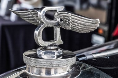 yakın çekim yaşlı bentley rozeti