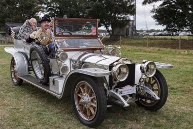 üç kişi bir vintage oturan rolls royce silver