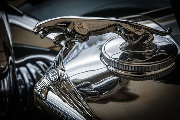 eski bir jaguar otomobil amblemi Close-Up
