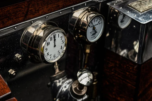 Dials and guages on an old Rolls Royce — Stock Photo, Image