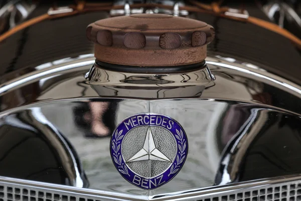 Vintage mercedes kylarlocket och badge — Stockfoto