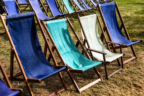 Ligstoelen na een passerende douche — Stockfoto