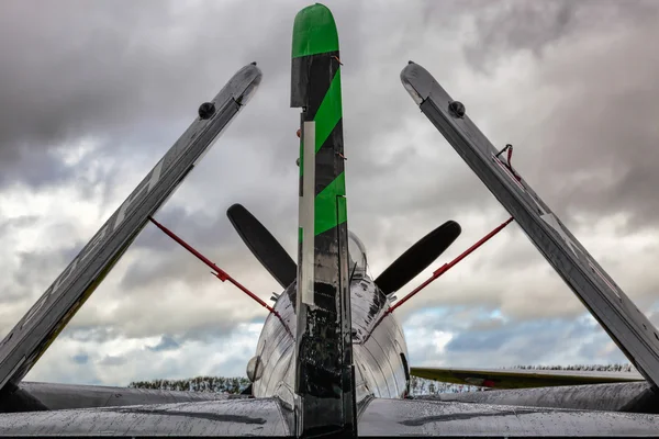 Douglas skyraider geparkeerd op goodwood — Stockfoto