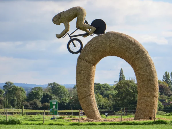 Sculpture cycliste olympique en paille — Photo
