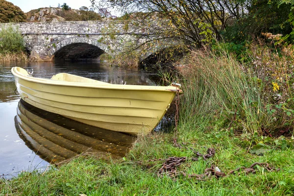 Желтая лодка — стоковое фото