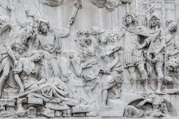 Alegorik heykel Kaideye anıtın üzerinde — Stok fotoğraf