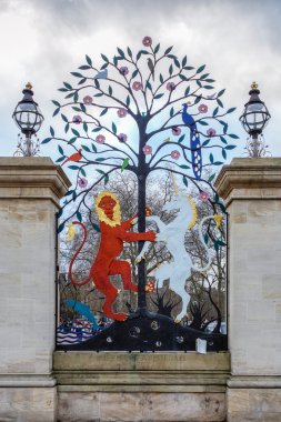 Kraliçe Elizabeth kapıda Hyde Park