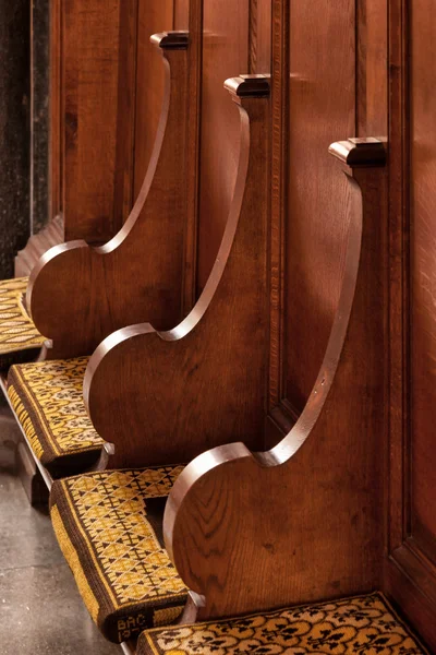 Sièges et coussins en bois dans la cathédrale d'Ely — Photo