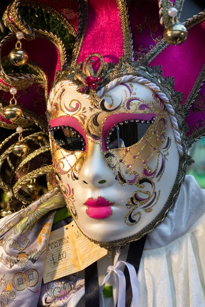 Benátská maska na prodej v zimě wondeland v hyde parku — Stock fotografie