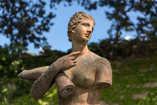Estátua feminina danificada nos montes do Palazzo Massaini — Fotografia de Stock