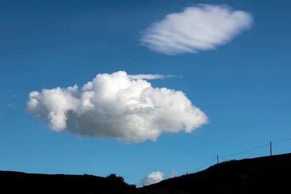 Nube esponjosa pasando por Val d "Orcia Toscana —  Fotos de Stock