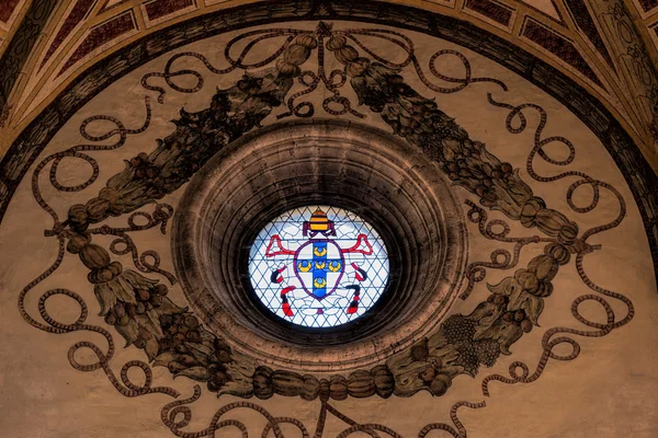 Stained glass window in Pienza's cathedral — Stock Photo, Image