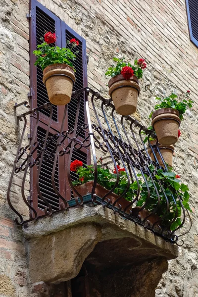 Kwiaty na balkonie w Toskanii pienza — Zdjęcie stockowe