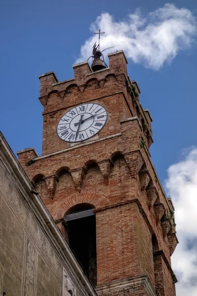 Věž s hodinami v Toskánsku, pienza — Stock fotografie