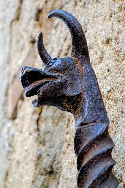 Dekorative Eisenarbeiten an einer Mauer in Pienza befestigt — Stockfoto