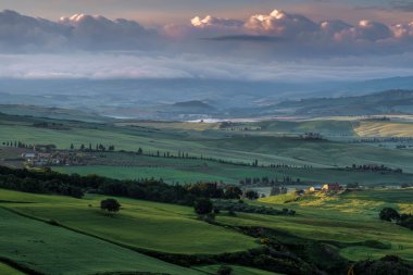 Val d 'Orcia' nın üzerinde gün doğumu
