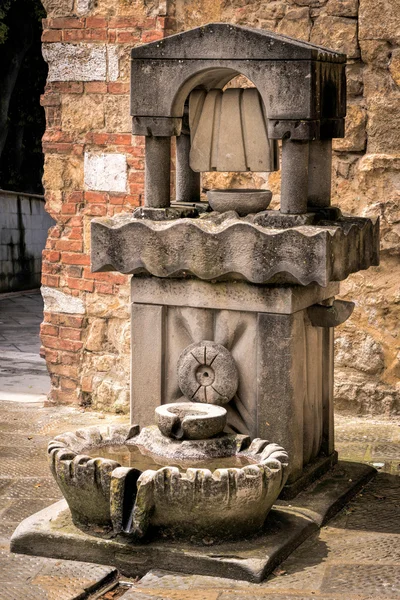 Fuente de agua potable para personas y animales —  Fotos de Stock