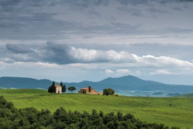 val d'orcia san quiricio yakınındaki bir tepe tepe üzerinde küçük kilise