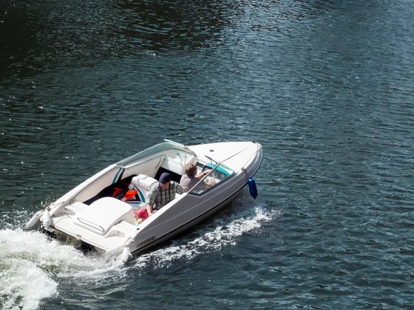 Passeio de barco ao longo do rio Taff — Fotografia de Stock