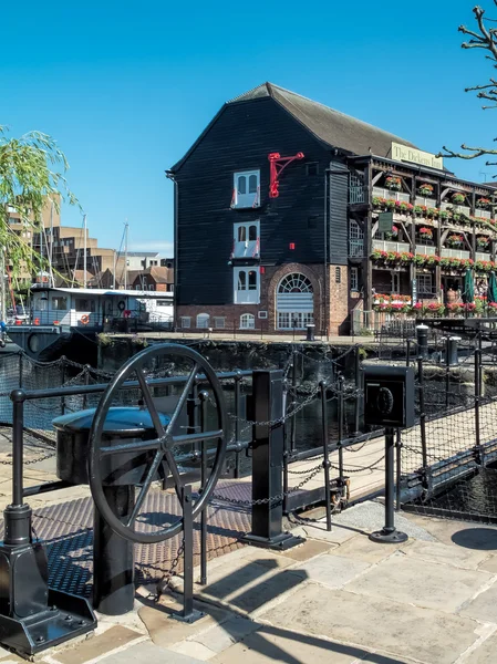 Die gaststätte dickens am st katherines dock — Stockfoto